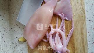 咸菜炒鱿鱼的做法步骤：1