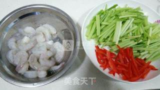 芹菜虾仁的做法步骤：1