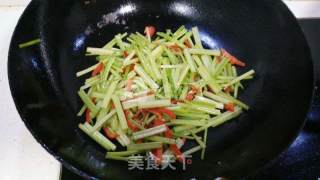 芹菜虾仁的做法步骤：4