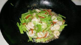 芹菜虾仁的做法步骤：5