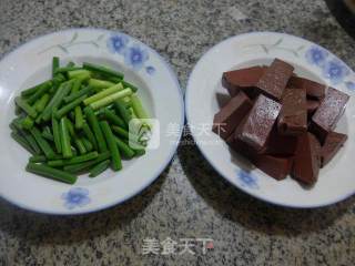 蒜薹炒鹅血的做法步骤：1