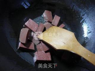 蒜薹炒鹅血的做法步骤：2