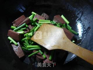 蒜薹炒鹅血的做法步骤：3