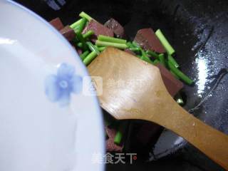 蒜薹炒鹅血的做法步骤：4