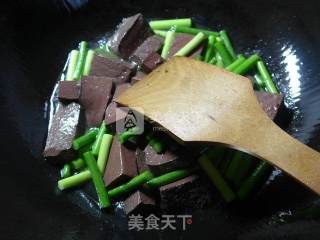 蒜薹炒鹅血的做法步骤：5