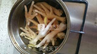 青椒爆炒鸡爪的做法步骤：1