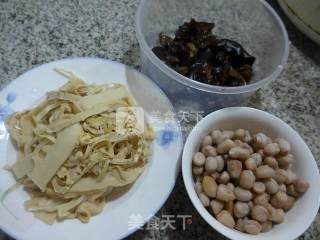 黑木耳花生米炒水笋的做法步骤：1