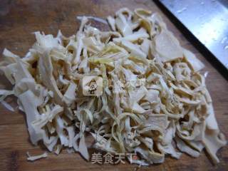 黑木耳花生米炒水笋的做法步骤：2