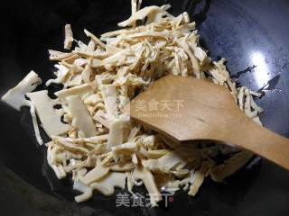 黑木耳花生米炒水笋的做法步骤：4