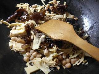 黑木耳花生米炒水笋的做法步骤：5