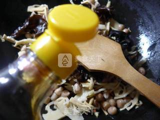 黑木耳花生米炒水笋的做法步骤：6