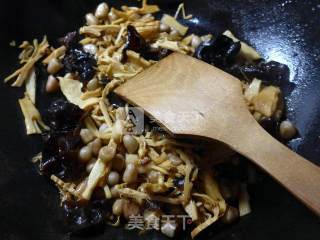黑木耳花生米炒水笋的做法步骤：10