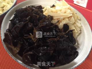 鱼香肉丝的做法步骤：1