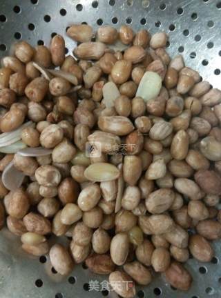 盐炒花生的做法步骤：1
