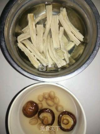 腐竹焖排骨的做法步骤：1