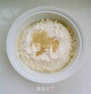 超美味黑胡椒鲜肉面包卷的做法步骤：1