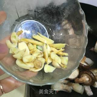 香菇红烧肉的做法步骤：5