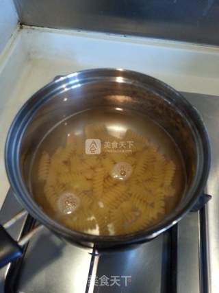 茄汁意粉的做法步骤：1