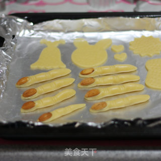 预热万圣节-----女巫手指饼干的做法步骤：9