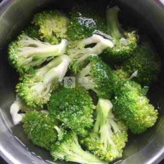 西兰花炒香肠的做法步骤：2