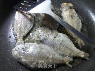 腌白菜煮黑鲳鱼的做法步骤：2