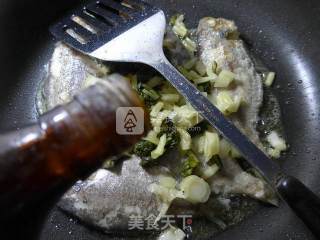腌白菜煮黑鲳鱼的做法步骤：4