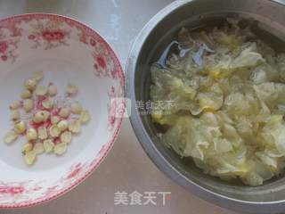 银耳莲子羹的做法步骤：1