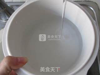 银耳莲子羹的做法步骤：2