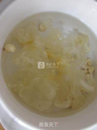 银耳莲子羹的做法步骤：4