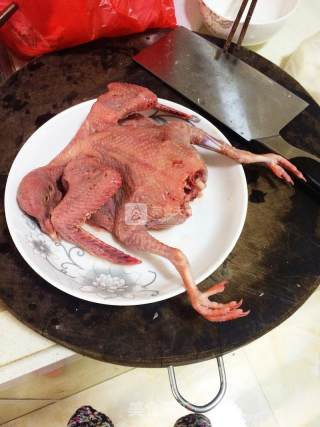 卤香炸乳鸽的做法步骤：1