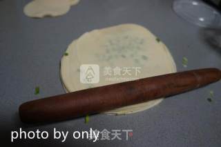废饺子皮做的葱油饼的做法步骤：5
