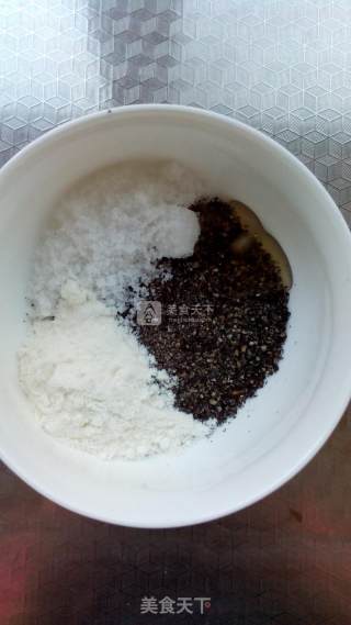 黑芝麻蜂蜜酥饼的做法步骤：2