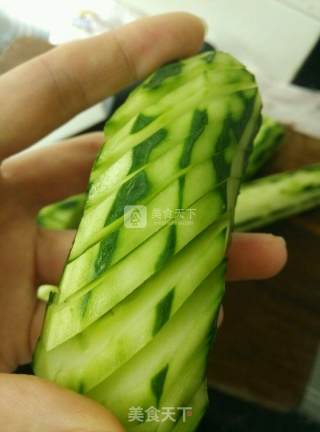 嘎嘣脆的蓑衣黄瓜的做法步骤：2