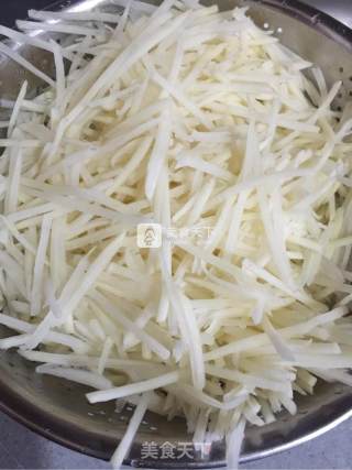 酸辣芹菜土豆丝的做法步骤：1