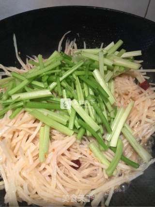 酸辣芹菜土豆丝的做法步骤：6