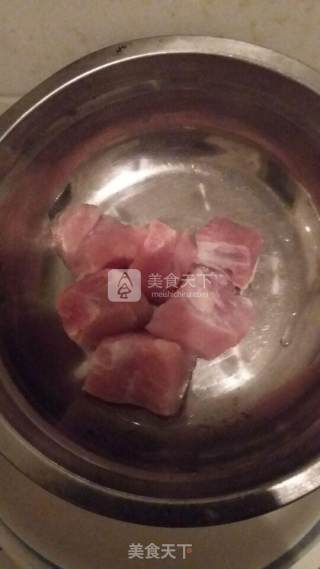 排骨莲藕萝卜汤的做法步骤：1