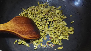 卜豆角炒五花肉的做法步骤：2