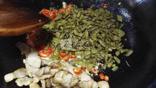 卜豆角炒五花肉的做法步骤：5
