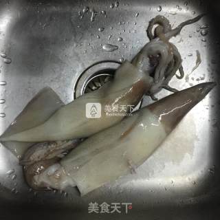 甜椒炒鱿鱼的做法步骤：1