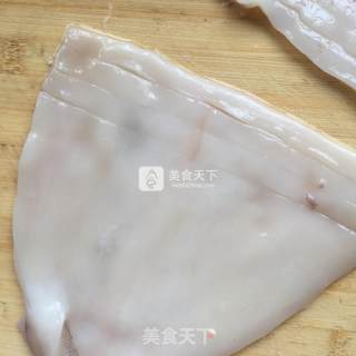 甜椒炒鱿鱼的做法步骤：2