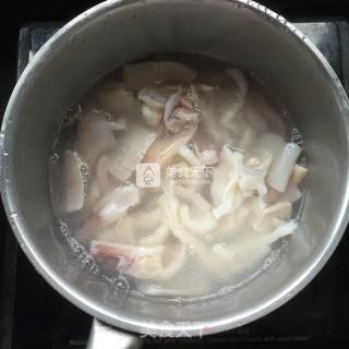 甜椒炒鱿鱼的做法步骤：3