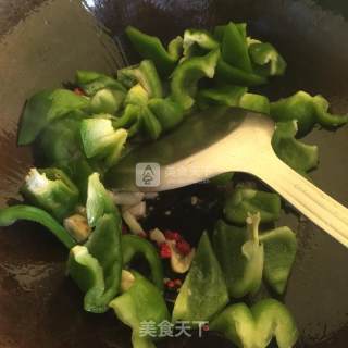 甜椒炒鱿鱼的做法步骤：6