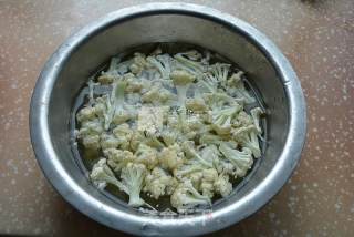 香菇烩花菜的做法步骤：1