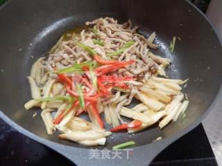 杏鲍菇炒肉丝的做法步骤：9