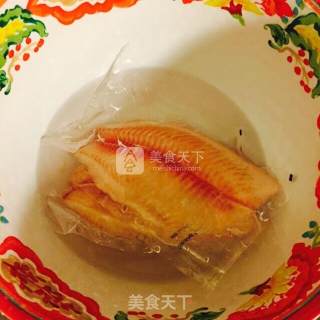 烤鱼片～ 配猪肉玉米粒的做法步骤：1