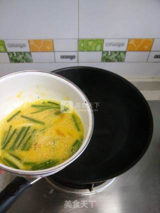 鸡蛋虾仁炒年糕的做法步骤：2