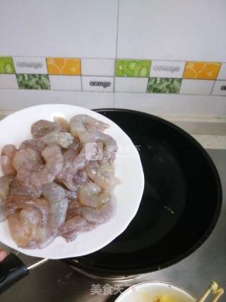 鸡蛋虾仁炒年糕的做法步骤：3