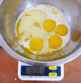 葡萄干芝麻  八寸戚风蛋糕的做法步骤：4