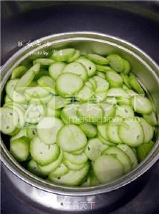 最爱那一口鲜美：丝瓜肉汤的做法步骤：2