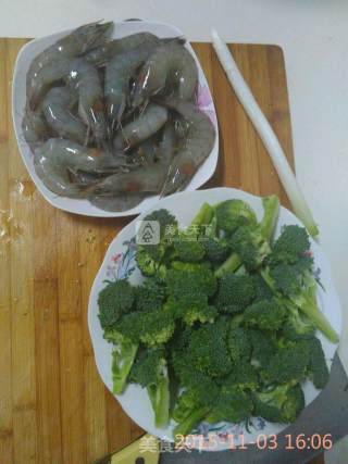 兰花大虾的做法步骤：1